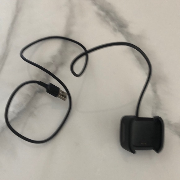 Silver Fitbit versa (comes with charger) - Picture 4 of 4